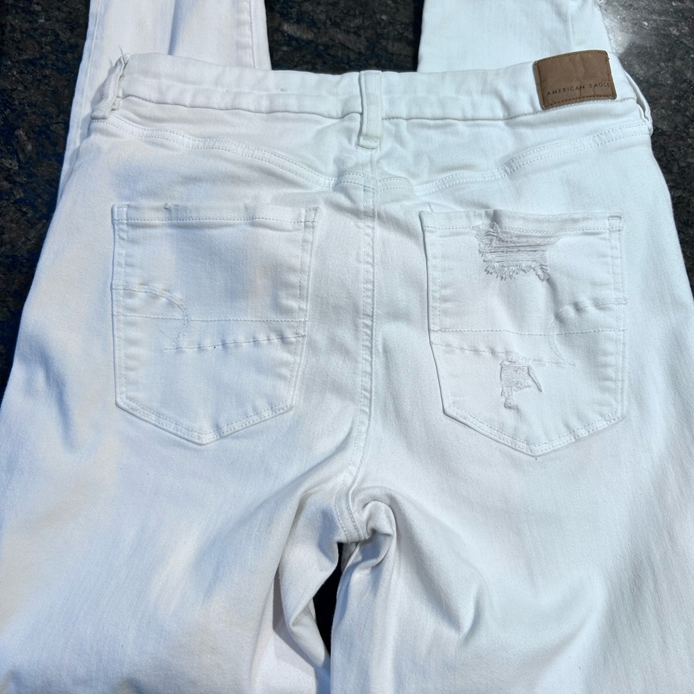 White American Eagle, curvy high-rise jagging with ripped details, size 10
